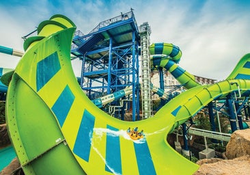 El parque acuático español que estrena una atracción con caídas verticales única en Europa