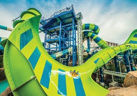 El parque acuático español que estrena una atracción con caídas verticales única en Europa