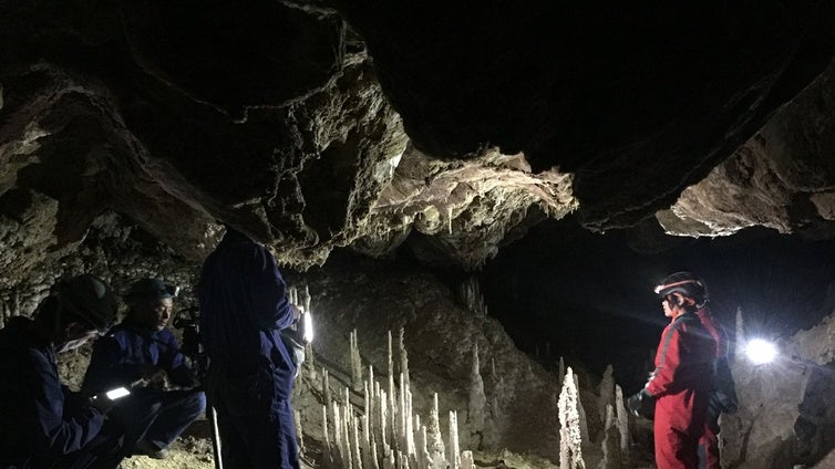 La cueva repleta de estalactitas más espectacular de España está en Andalucía (y no es la Gruta de las Maravillas)