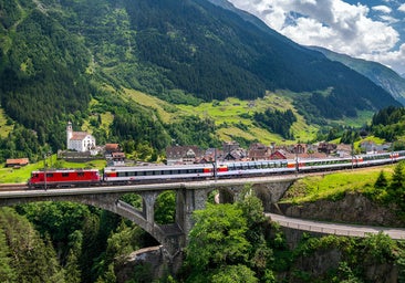El espectacular viaje en tren panorámico a través de los Alpes Suizos