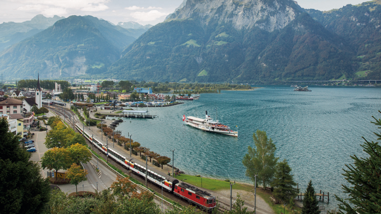 El tren Gothard Panorama Express a su paso por Flüelen