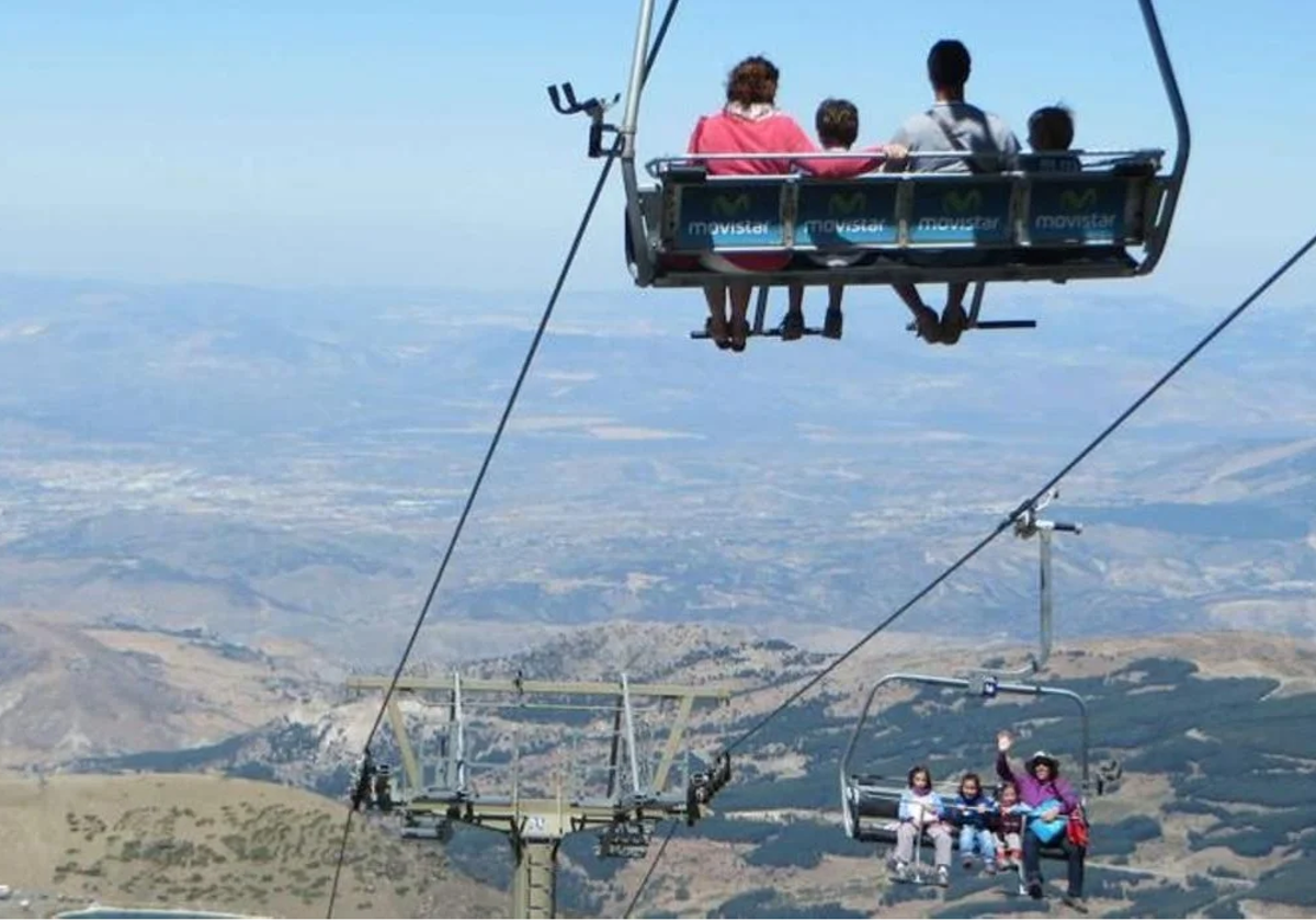 Un telesilla transporta a los viajeros hasta cerca del Veleta, a más de tres mil metros de altitud