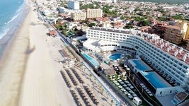 El nuevo hotel de Matalascañas que te hará sentir en Malibú: tiene un parque acuático, una piscina rosa y un tren a la playa