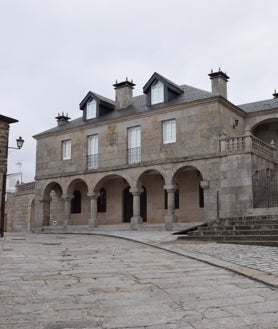Imagen secundaria 2 - Doña Sofía paseando por las calles empedradas de Castro Caldelas acompañada por la alcaldesa de la localidad (arriba); Doña Sofía en el Santuario de Nuestra Señora de los Remedios (abajo izquierda); centro histórico de Castro Caldelas (abajo derecha)
