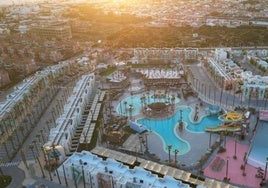 El hotel a pie de playa que forma 'tsunamis' de olas rosas: solo en Andalucía