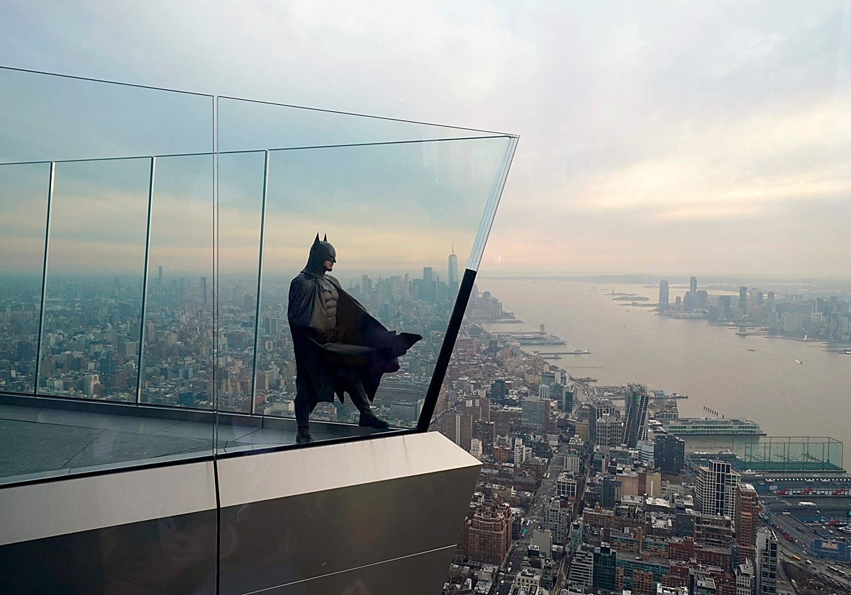 Dom Charland, vestido como Batman, posa para su fotógrafo en The Edge en 2022, desde donde se visualiza Manhattan. Es una de las mejores fotos de ese año para la agencia de noticias francesa