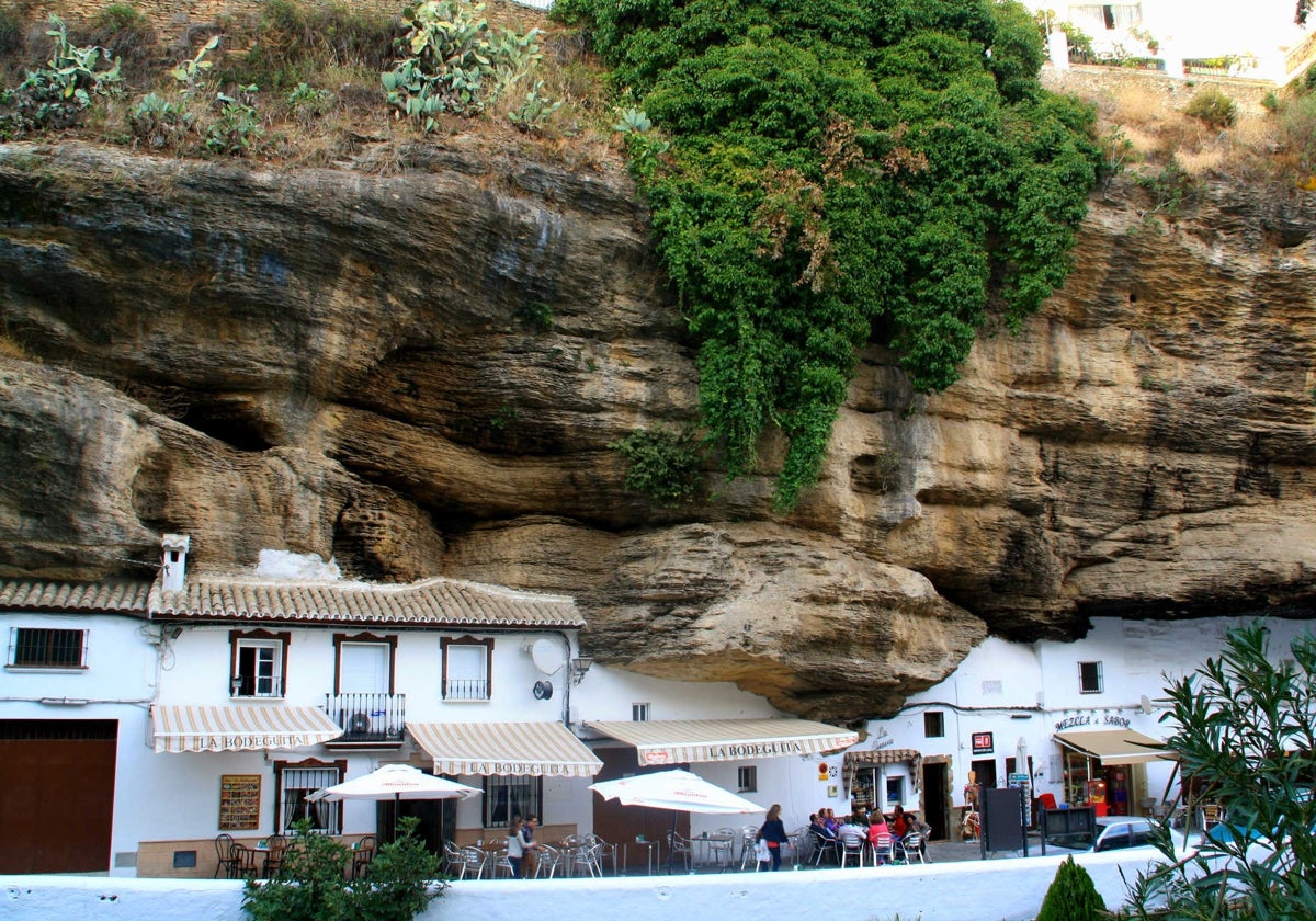 Setenil de las Bodegas está coronado por grandes rocas