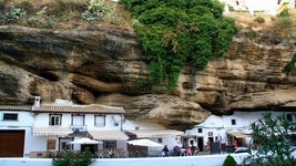 El pueblo de Cádiz entre rocas que parece sacado de un cuento medieval