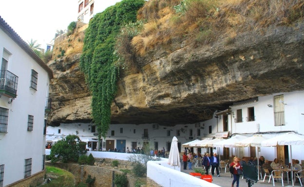 En las terrazas de los bares y restaurantes se puede degustar la rica y propia gastronomía de la zona