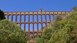 El 'acueducto de Segovia' que está en Andalucía: mide el doble y aún funciona