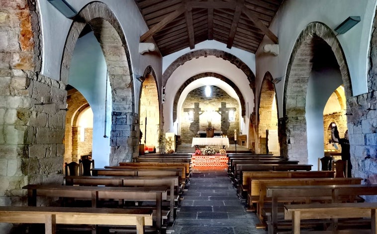 Imagen principal - Interior de Santa María do Cebreiro (arriba); busto de Elías Valiña, creador de la flecha amarilla del Camino de Santiago (abajo izquierda) y Santa María do Cebreiro Virgen con el Niño
