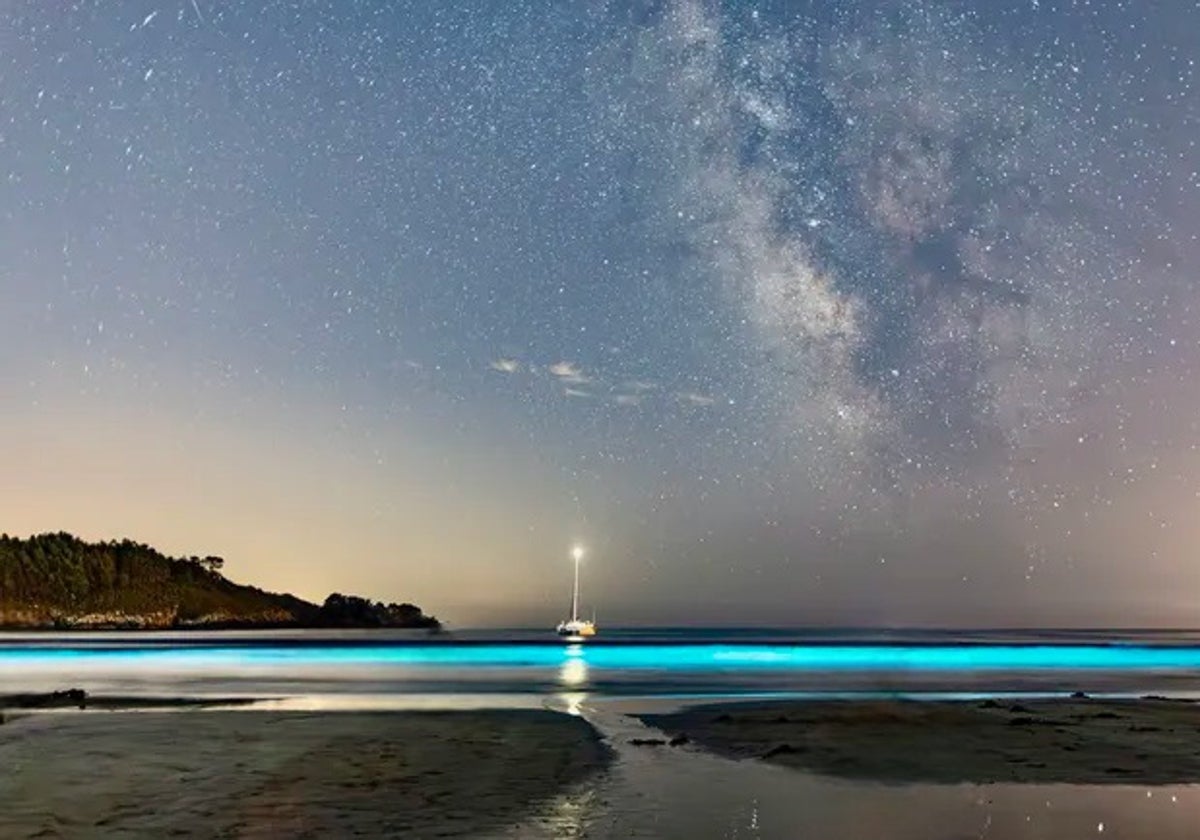 La playa de Estorde de Cee con los destellos azules propios del mar de ardora