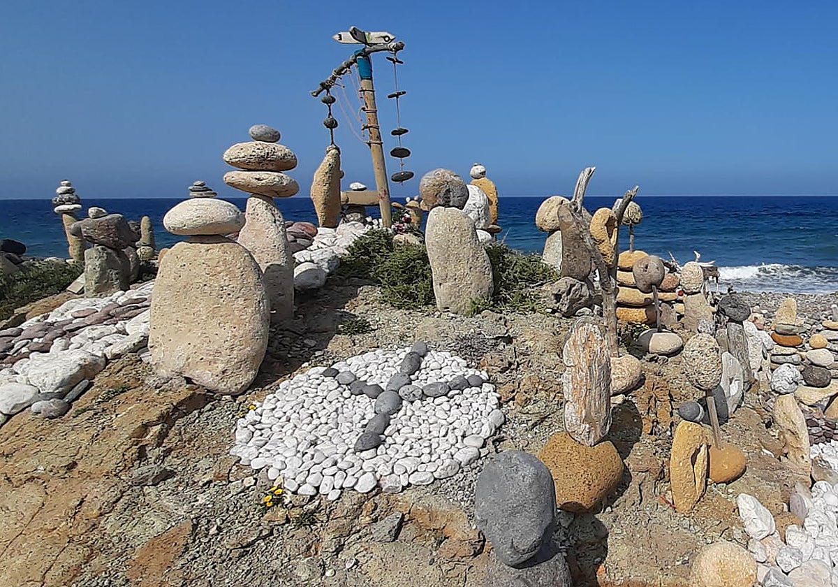 Uno de los monumentos del templo 'hippie' de piedras en Carboneras (Almería)