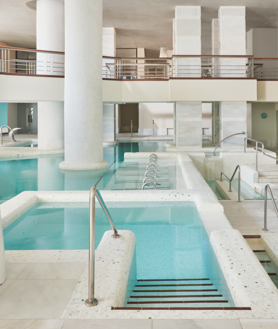 Imagen secundaria 2 - Una de las habitaciones del hotel, Beach Club y su spa, el más grande de toda Andalucía