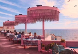El hotel de 'Barbie' está en Cádiz: así es la impresionante terraza rosa con vistas al mar