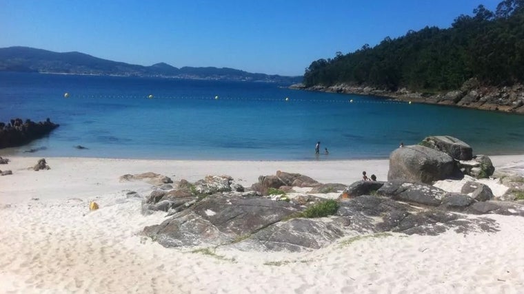 Es una pequeña playa de fina arena