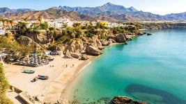 Estas son las playas de Andalucía donde puedes dormir en autocaravana en 2025: parkings, precios y servicios