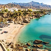 Estas son las playas de Andalucía donde puedes dormir en autocaravana en 2025: parkings, precios y servicios