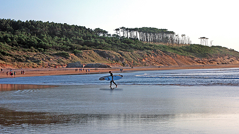 Imagen de la playa de Somo, una de las mejores de Cantabria para el surf