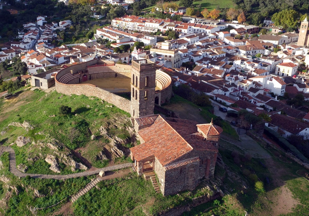 Vista aérea de Almonaster La Real, uno de los pueblos más bonitos de la sierra de Huelva para hacer una escapada este verano