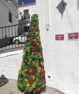 Imagen secundaria 2 - La gran fiesta de Nochevieja en la plaza de la Iglesia (arriba); Vecinas cantando villancicos (abajo izquierda) y uno d elos árboles de Navidad que decoran el municipio (abajo izquierda)