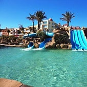 El paraíso para familias: hotel gigante de 4 estrellas que está a pie de playa y tiene toboganes en la piscina