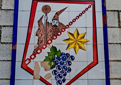 Imagen secundaria 1 - Desfile embrujado (arriba); escudo de Bargota, en el que aparece el famoso clérigo (abajo izquierda); y la escultura de Johanes de Bargota