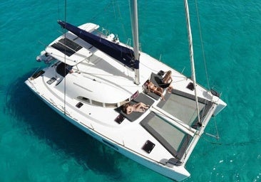 Alquilar un catamarán en la Costa del Sol: cuánto cuesta y qué rutas hacer en verano