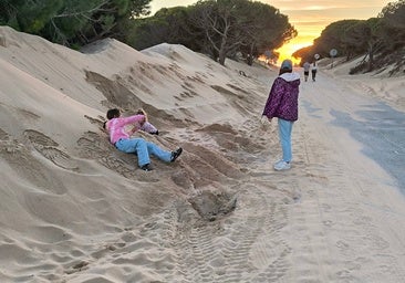 La impresionante carretera entre dunas que lleva a una playa paradisíaca en España
