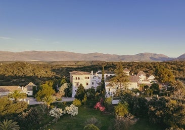 El hotel andaluz que parece un pueblo blanco, tiene un restaurante Michelin, caballos y spa en la sierra