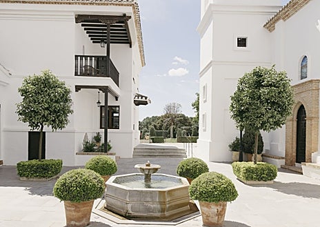 Imagen secundaria 1 - Lobby del hotel Finca La Bobadilla, uno de sus patios con fuente y sus caballos