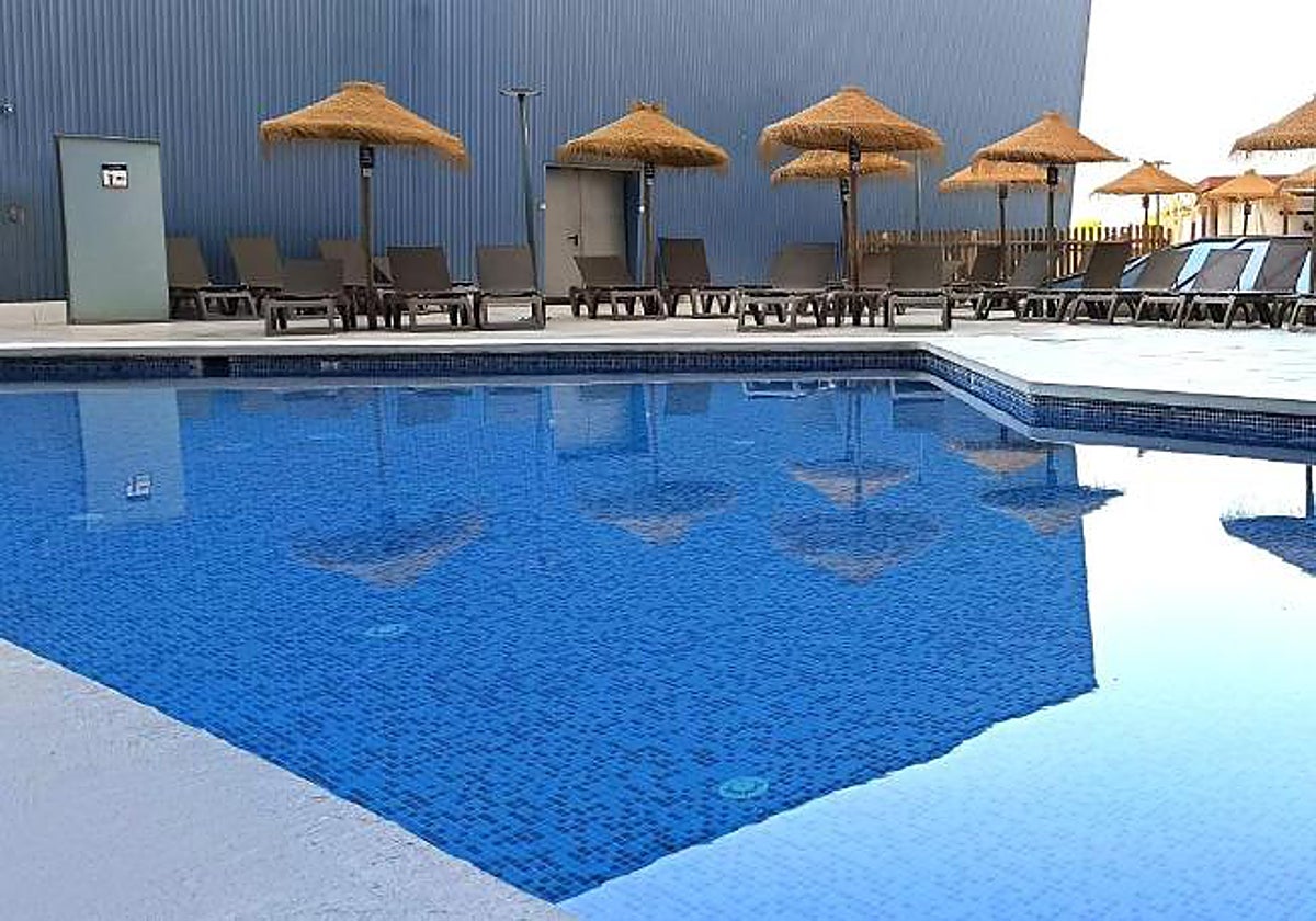 Vista de la piscina exterior del Ohtels Campo de Gibraltar