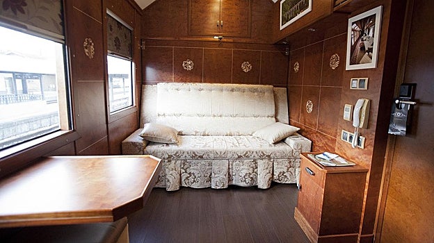 Imagen antes - La Suite Deluxe en modo día y noche, con la cama desplegada