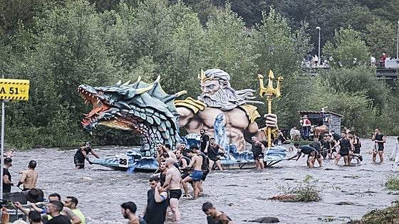 Descenso Folklórico del Nalón: la fiesta más divertida de Asturias con embarcaciones sin motor