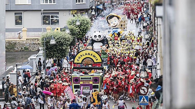 Música, alegría y fiesta inundan el desfile de carrozas