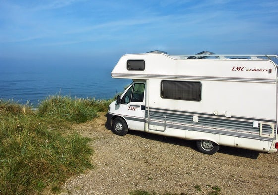 Autocaravana frente a la costa