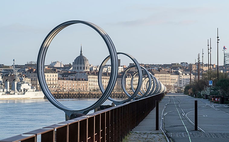 Imagen principal - 'Les Anneaux' (Los Anillos), de Daniel Buren y Patrick Bouchain (arriba); 'L'homme de bois' ('El hombre de madera), de Fabrice Hyber (abajo izquierda); y 'Antípodos' de Iván Argote