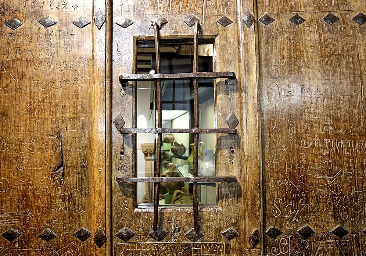 Imagen de la puerta de los presos