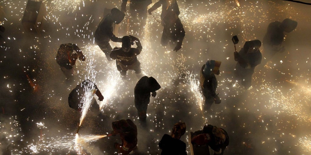 Una tonelada de pólvora ilumina la tradicional Cordà de Paterna