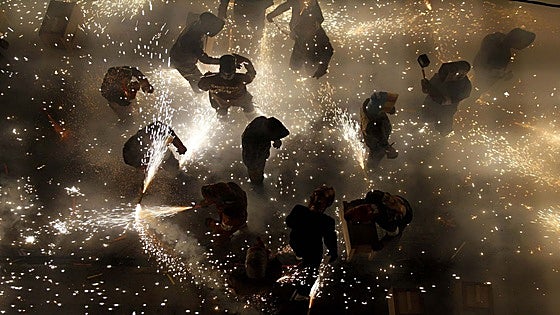 Una tonelada de pólvora ilumina la tradicional Cordà de Paterna