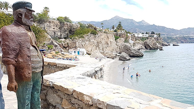 Escultura de Chanquete en el paseo marítimo de la Playa de Calahonda