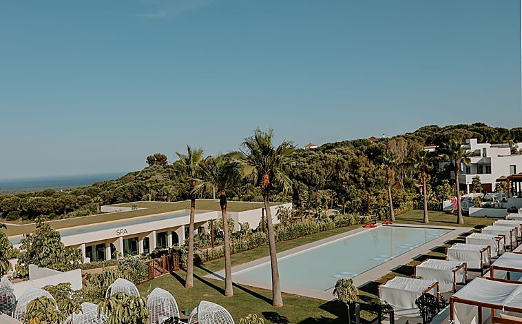 Imagen principal - Piscina, suite y spa del hotel So Sotogrande, en Cádiz