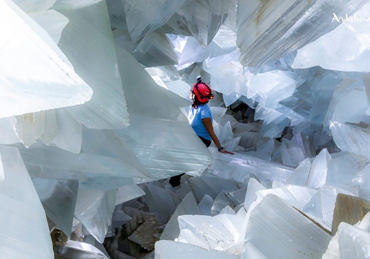 Una científica en el interior de la Geoda de Pulpí
