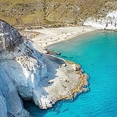 La cala volcánica más espectacular de Andalucía está en Almería y solo se llega andando o en kayak
