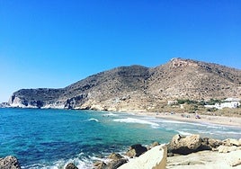 La cala de Almería que está repleta de rocas, arena blanca y aguas cristalinas turquesas
