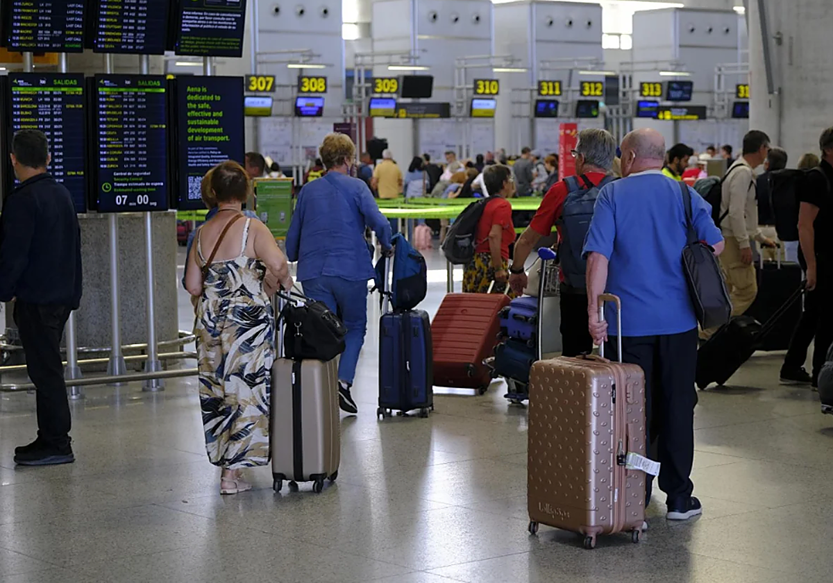 Viajeros esperando en el aeropuerto de Málaga