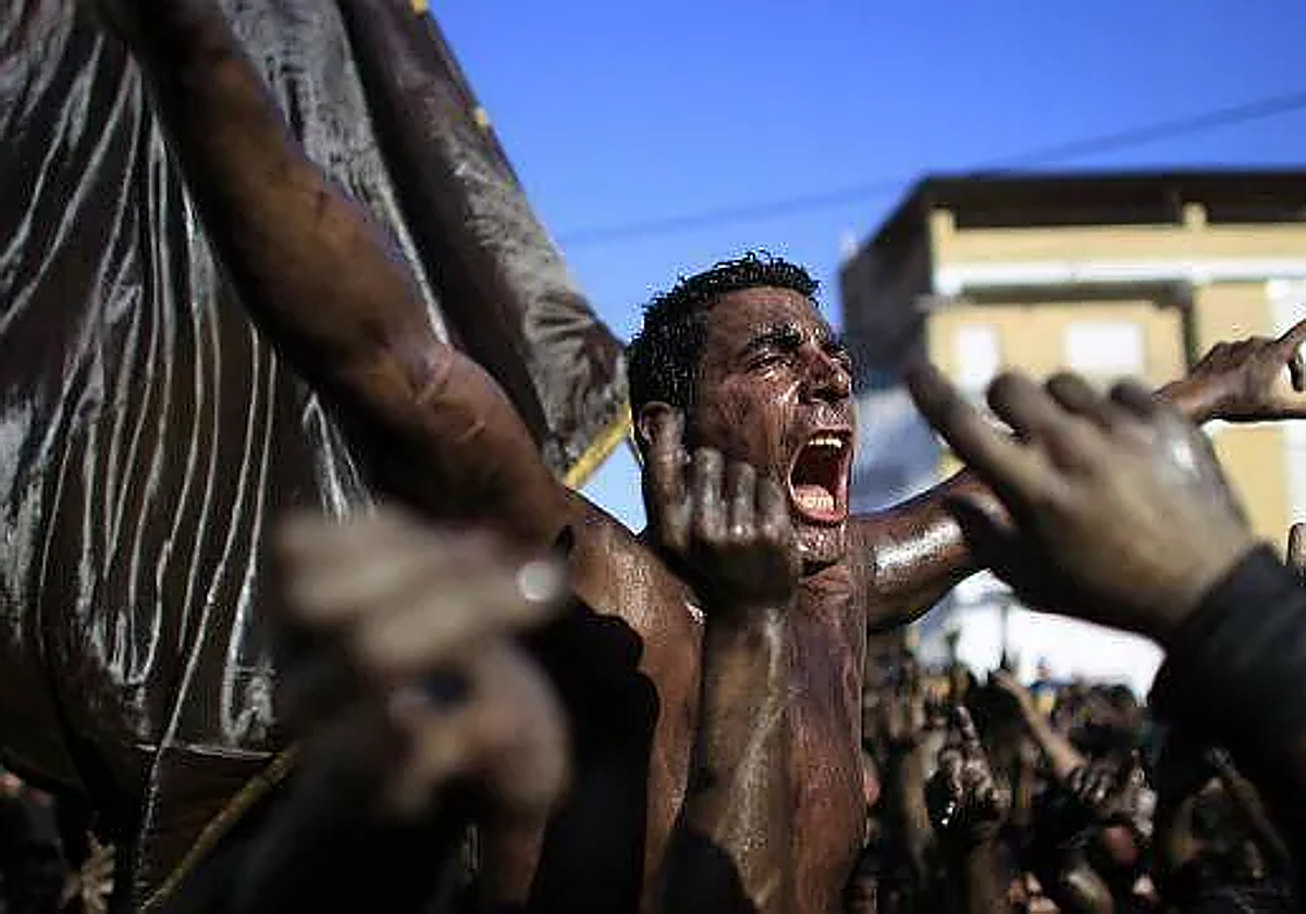 El objetivo de la fiesta es pasarlo bien, y eso implica mancharse de pintura, pues también vale