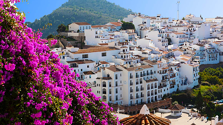El pueblo de Málaga que florece en otoño y se llena de buganvillas moradas
