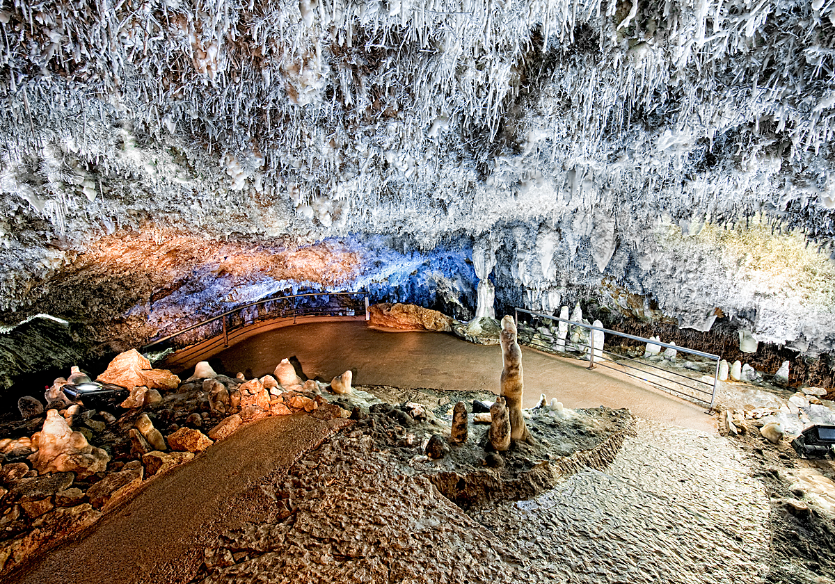 Así es la espectacular cueva cántabra de El Soplao