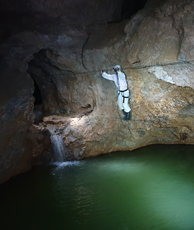 Imagen secundaria 2 - Estas son las tres modalidades de visita: ferrata, espeleología y la normal